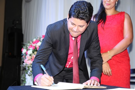 Prefeito Daniel Sucupira durante assinatura do termo de posse