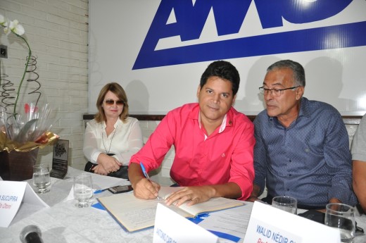 Prefeito Daniel Sucupira assina termo de posse como o novo presidente da AMUC