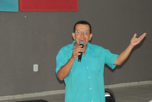 O servidor municipal e músico, Sidônio Esteves, realizou uma apresentação musical durante o evento