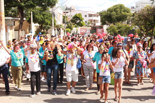 Foliões partindo da Praça Lions Clube sentido Praça Tiradentes ao som de marchinhas de carnaval