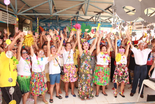 Baile de Carnaval contou com a participação de aproximadamente 1.400 idosos