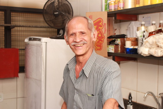 O permissionário Carlos José Maurício dos Santos se diz contente com a limpeza do mercado após anos de espera