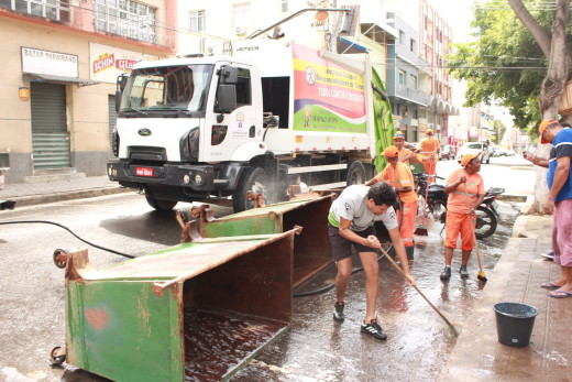 O prefeito Daniel Sucupira com servidores da empresa localix fazendo a limpeza externa do mercado municipal