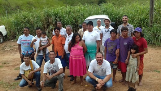 Agentes de saúde com indígenas da comunidade de Topázio