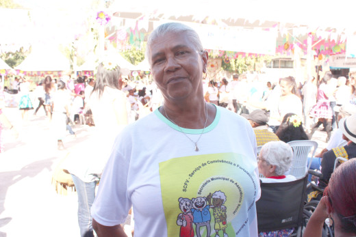 A aposentada Dalva Maria, do grupo do São Cristóvão, estava na festa apreciando as atraçõe