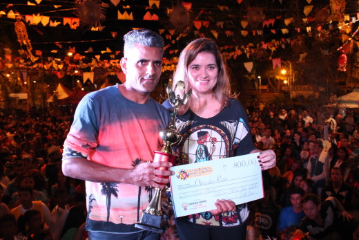 Chefe de Gabinete, Katiane Lemos, entrega prêmio à participante