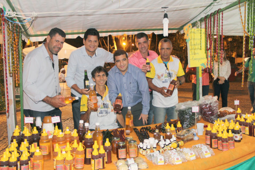 Expositores com diversas variedades de produtos de origem apícola