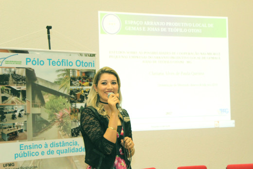 A professora Clariana Queiróz apresentou os resultados de pesquisa realizada sobre APL