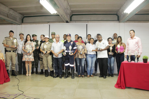O Secretário Marcos Godinho(ao centro de branco) entregou a cada representante o troféu de participação