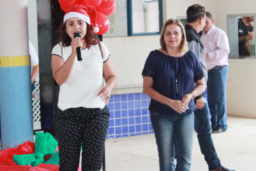 A diretora do CEMEI, Liete Matos (à dir.), ficou orgulhosa dos alunos terem sido beneficiados pela campanha