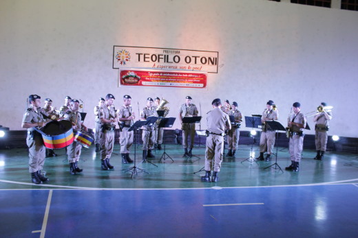 O evento contou com a participação da Banda de Música da Polícia Militar, que abriu a noite com músicas natalinas