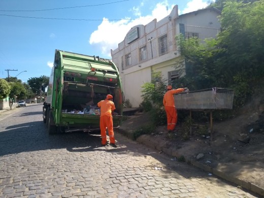 A coleta de lixo está sendo feita duas vezes por semana em Topázio