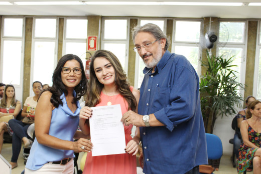 Ana Maria Costa (ao centro) representou os colegas no ato de assinatura simbólica do termo de posse