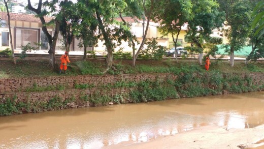 No entorno do rio na Av. Luiz Boali, equipes trabalham na poda e limpeza das áreas verdes
